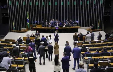 Câmara aprova punição e torna hediondo o crime de obstruir vias para praticar crimes