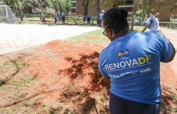 Alunos do RenovaDF iniciam reforma da praça da entrequadra 202/203 Sul