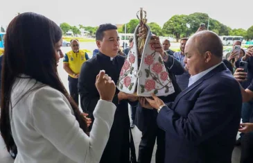 Governador recebe imagem peregrina de Nossa Senhora de Nazaré