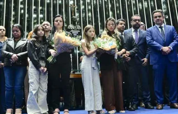 Congresso realiza sessão solene em homenagem a policiais mortos durante a Operação Contenção