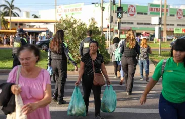 Operação conscientiza pedestres sobre a importância da travessia segura