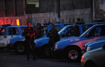 Polícia prende 17 pessoas em ação contra mentor de barricadas no Rio