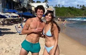 Shawn Mendes volta para Salvador, posa com fãs na praia e look vira alvo de brincadeiras: ‘Só trouxe esse short?’