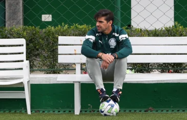 Abel Ferreira reconhece que faltou ‘ousadia’ ao Palmeiras na final da Libertadores e reclama do árbitro: ‘Foi simpático’