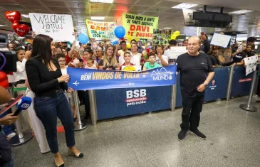 Governador Ibaneis Rocha recepciona alunos do programa Pontes para o Mundo