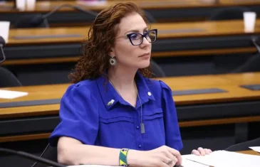 Câmara rejeita cassação da deputada Carla Zambelli