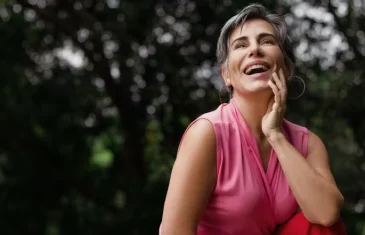 Gloria Pires, que protagoniza e dirige ‘Sexa’, afirma: ‘Cheguei muito plena aos 60 anos’