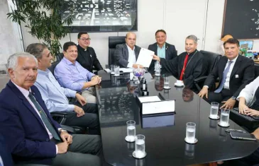 Ibaneis entrega escritura de concessão de direito de uso à Paróquia São Charbel, no Noroeste