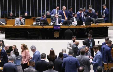 Câmara aprova projeto que reduz benefícios fiscais e aumenta tributação de bets e fintechs