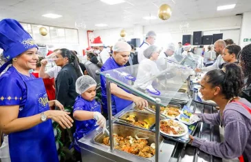 Governador Ibaneis celebra almoço natalino no Restaurante Comunitário do Sol Nascente