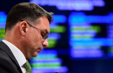 Flávio Bolsonaro critica Câmara após cassação de Eduardo e Ramagem: ‘Falta bom senso e coragem’