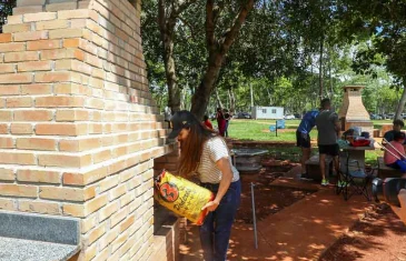 Famílias e amigos aproveitam as novas churrasqueiras do Parque da Cidade