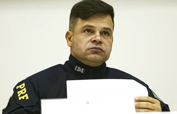 Policial de carreira e aliado de Bolsonaro: Quem é Silvinei Vasques, ex-diretor da PRF preso ao tentar fugir do país