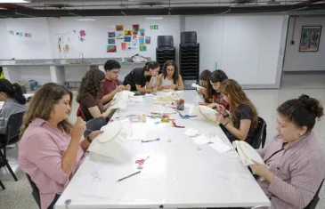Ateliê oferece programação de férias com minicursos de bordado e pintura