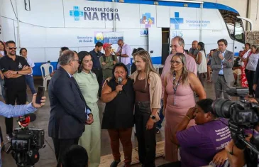 Celina Leão acompanha mutirão de serviços para catadores de recicláveis na Estrutural 