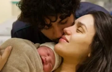 Mãe de Rafa Kalimann mostra novo registro da neta e ‘baba’ por lencinho na recém-nascida