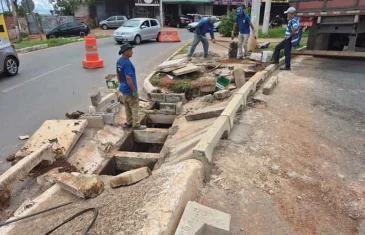 Operação de manutenção e limpeza remove 300 kg de lixo de bocas de lobo em Ceilândia