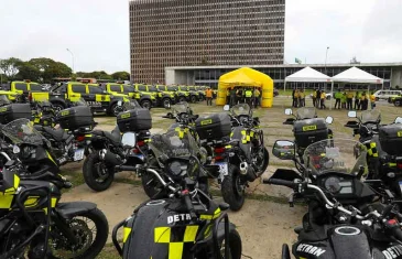 Vice-governadora entrega 167 novas viaturas para reforçar fiscalização e serviços do Detran-DF