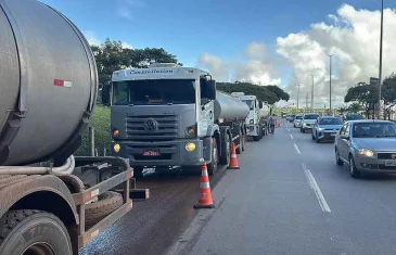Após chuvas intensas em Taguatinga, Novacap age rápido na limpeza de bocas de lobo