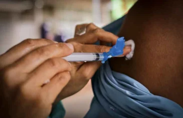 Profissionais que atuam no SUS começam a receber vacina do Butantan contra a dengue