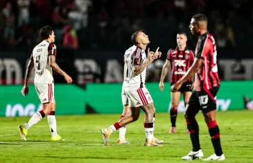 Flamengo vence o Vitória no Barradão e conquista seu primeiro triunfo no Brasileirão