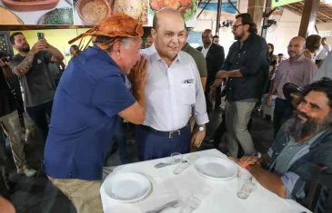 Governador Ibaneis entrega documentação de regularização do Restaurante Palhoça, no Guará