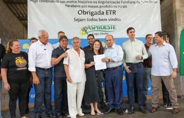 Ibaneis Rocha entrega 111 contratos de uso da terra a produtores do Lago Oeste