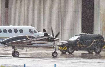 Daniel Vorcaro chega a Brasília em voo da PF e vai para presídio federal