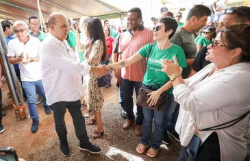 Governador Ibaneis Rocha entrega escrituras de moradias a famílias no Arapoanga