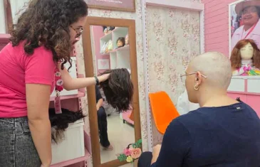 Projeto transforma dor em acolhimento com doação de perucas a pacientes oncológicos